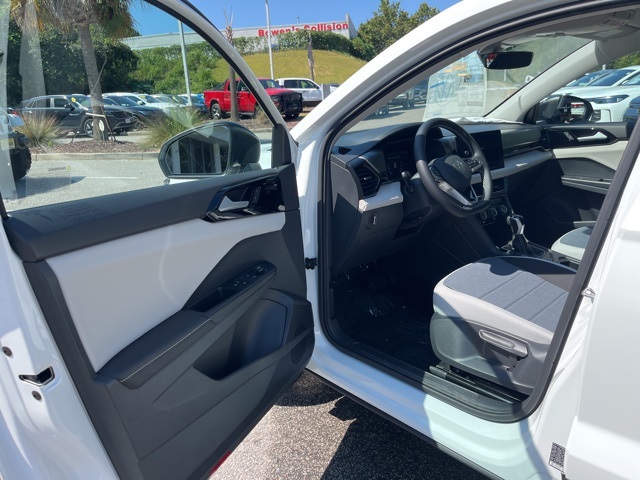 2025 Volkswagen Taos S photo 2