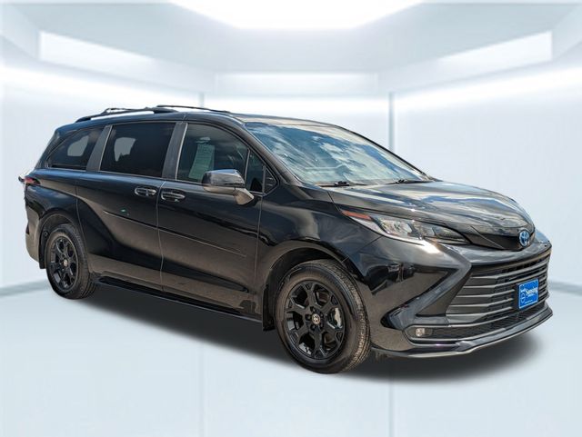 2025 Toyota Sienna Woodland Edition photo 7