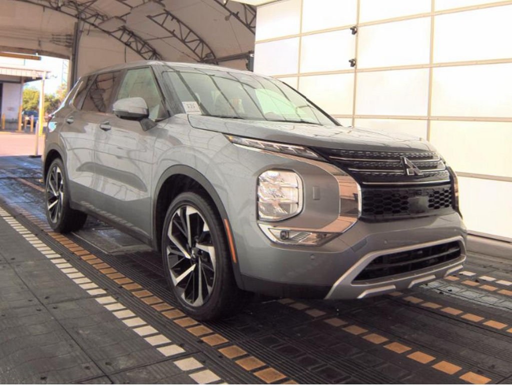 2024 Mitsubishi Outlander SE photo 3