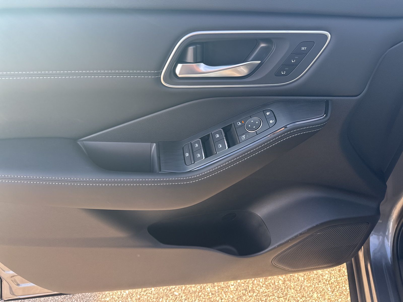 2026 Nissan Rogue Platinum photo 4