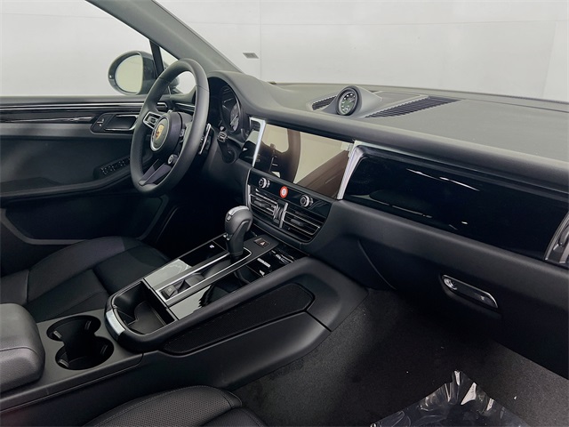 2025 Porsche Macan S photo 30