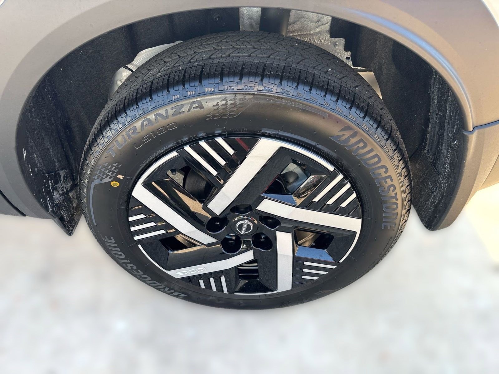 2026 Nissan Kicks SV photo 11