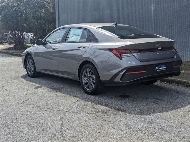2024 Hyundai Elantra SEL Convenience photo 3