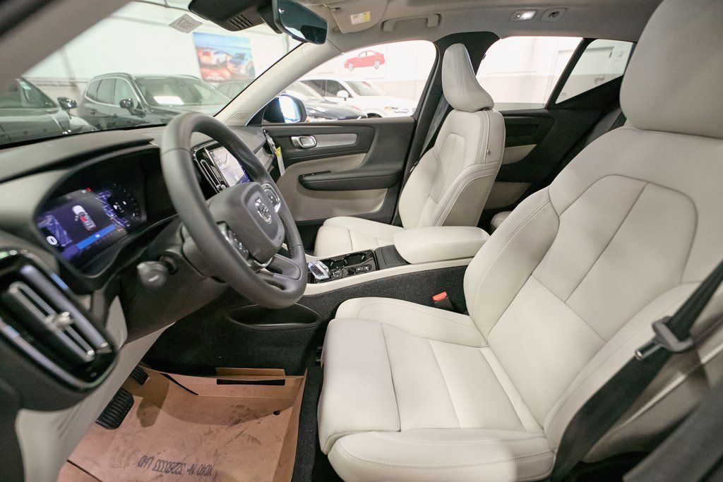 2026 VOLVO XC40 - Image 10