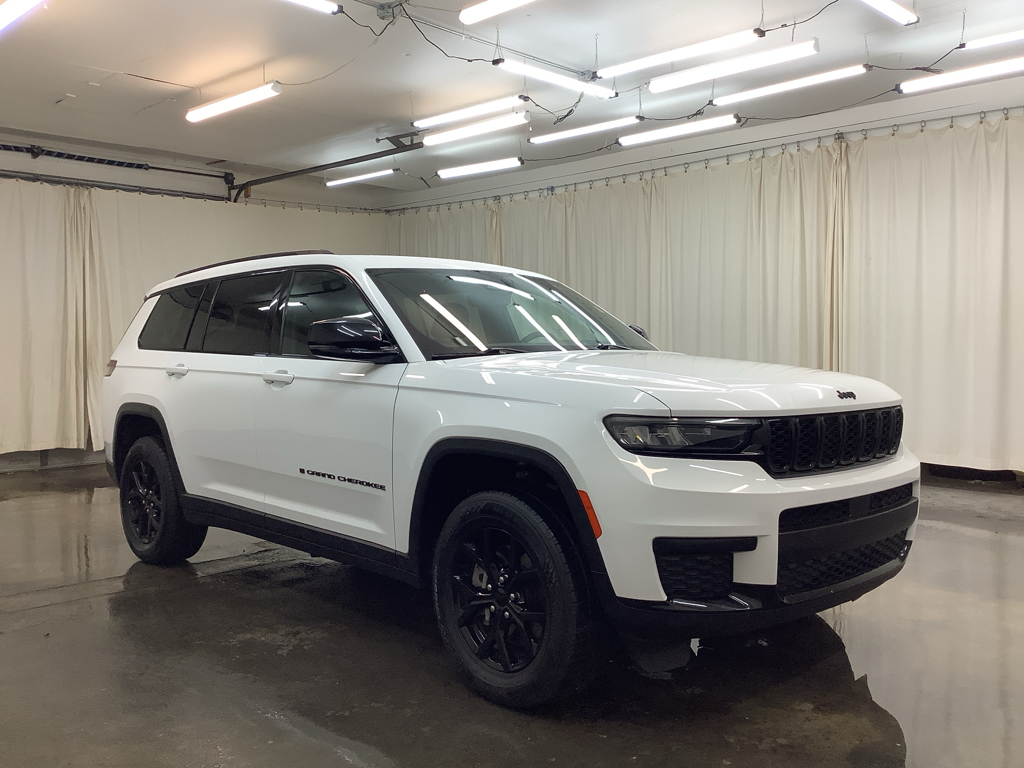 2024 Jeep Grand Cherokee Altitude photo 3