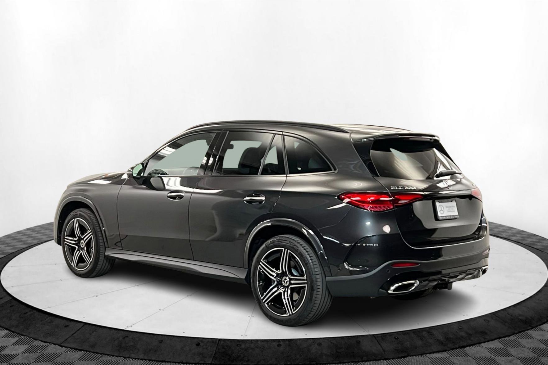 2026 Mercedes Benz GLC 300 4MATIC photo 3