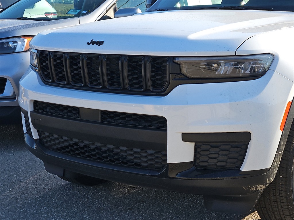 2025 Jeep Grand Cherokee Altitude photo 2