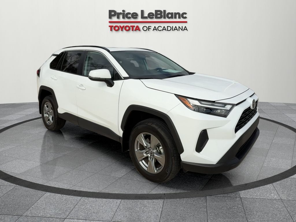 2024 Toyota RAV4 XLE's photo