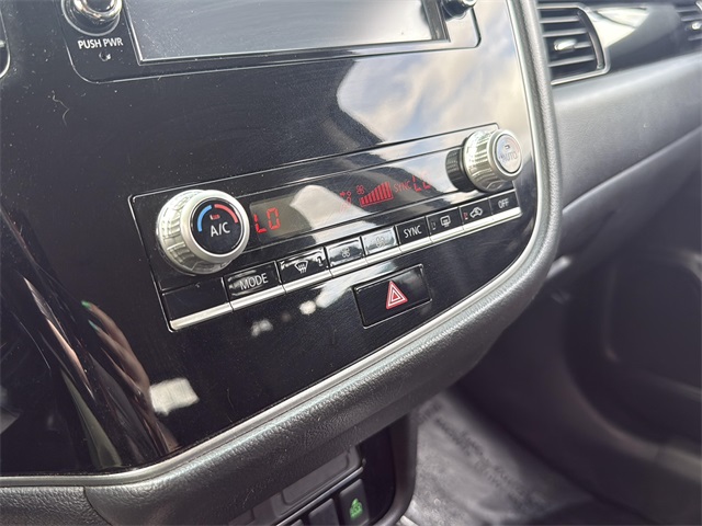 2020 Mitsubishi Outlander ES photo 9