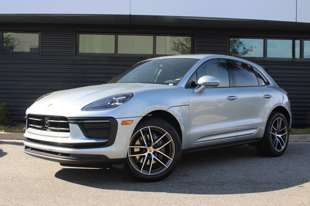 2025 Porsche Macan Base's photo