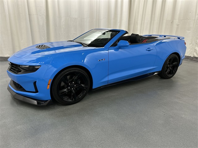 2022 Chevrolet Camaro LT1 photo 2