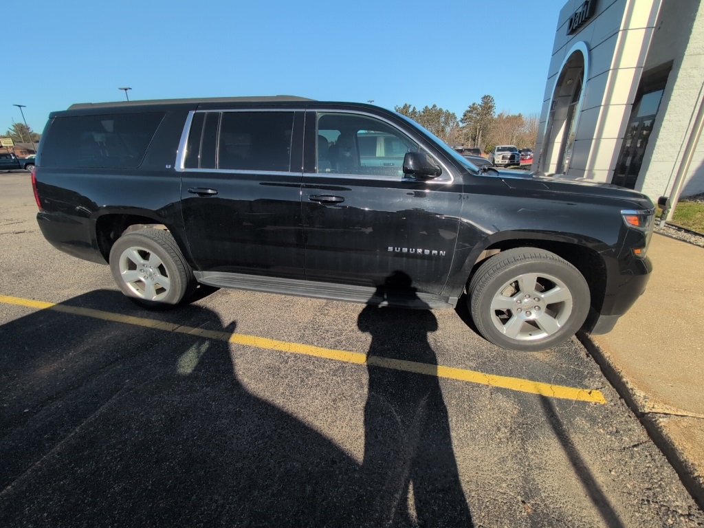 2018 Chevrolet Suburban LT photo 4