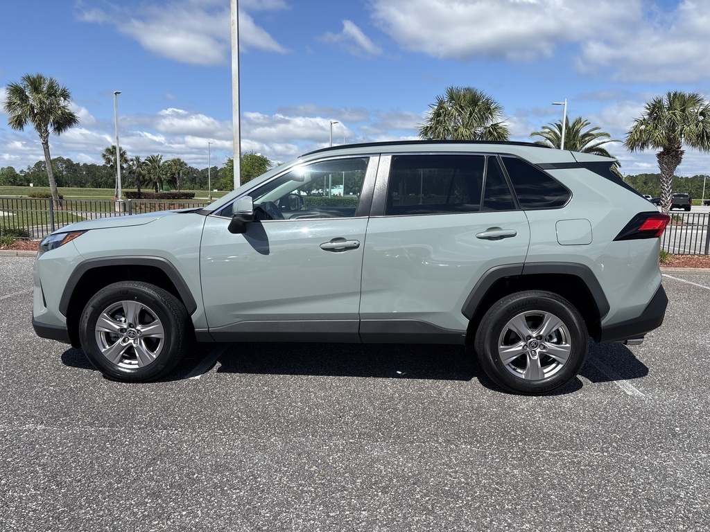2022 Toyota RAV4 XLE photo 2