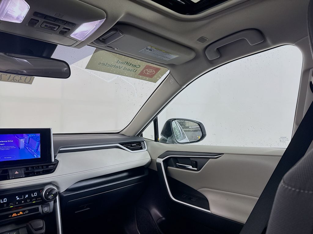 2023 Toyota RAV4 XLE photo 19