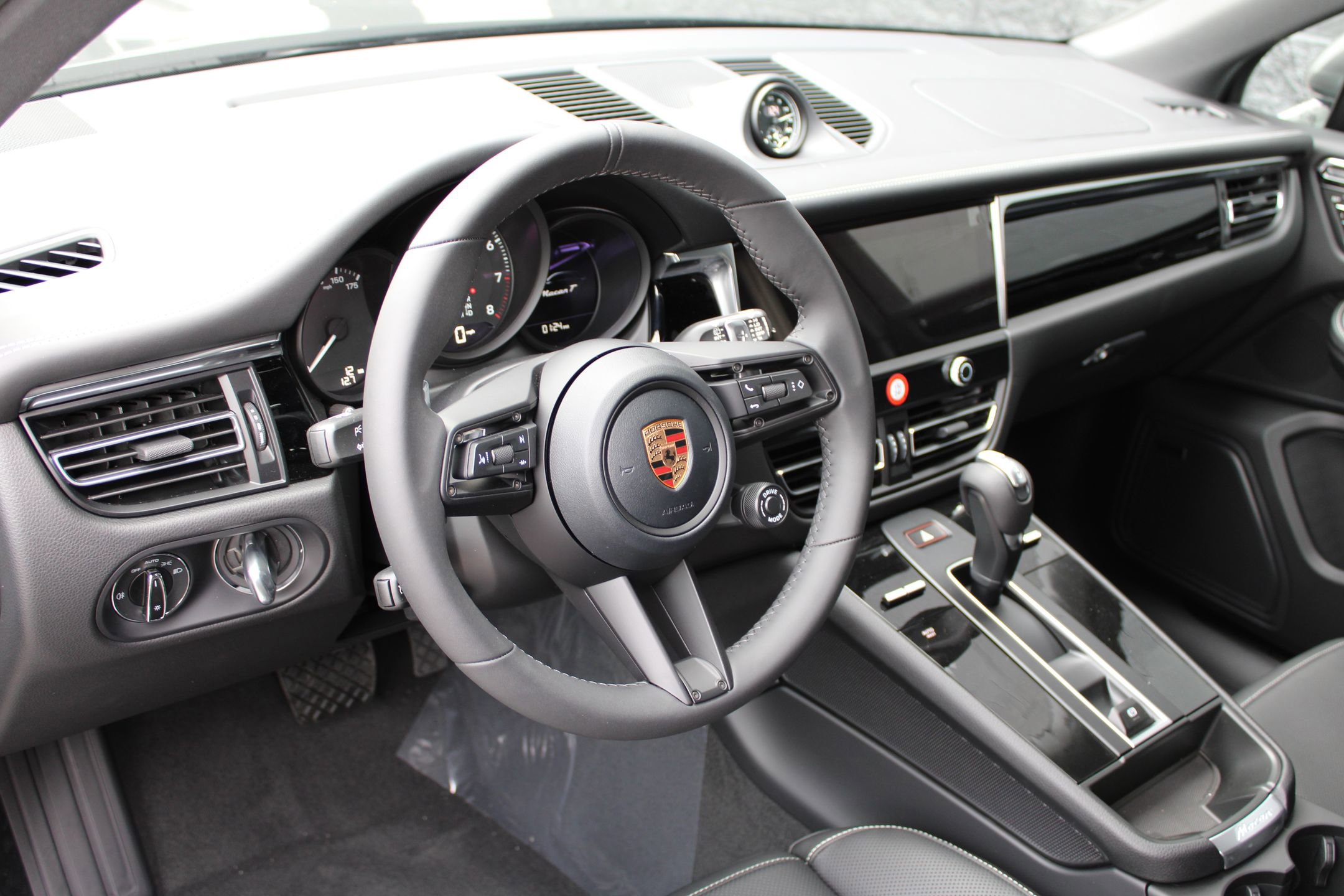 2026 Porsche Macan T photo 4