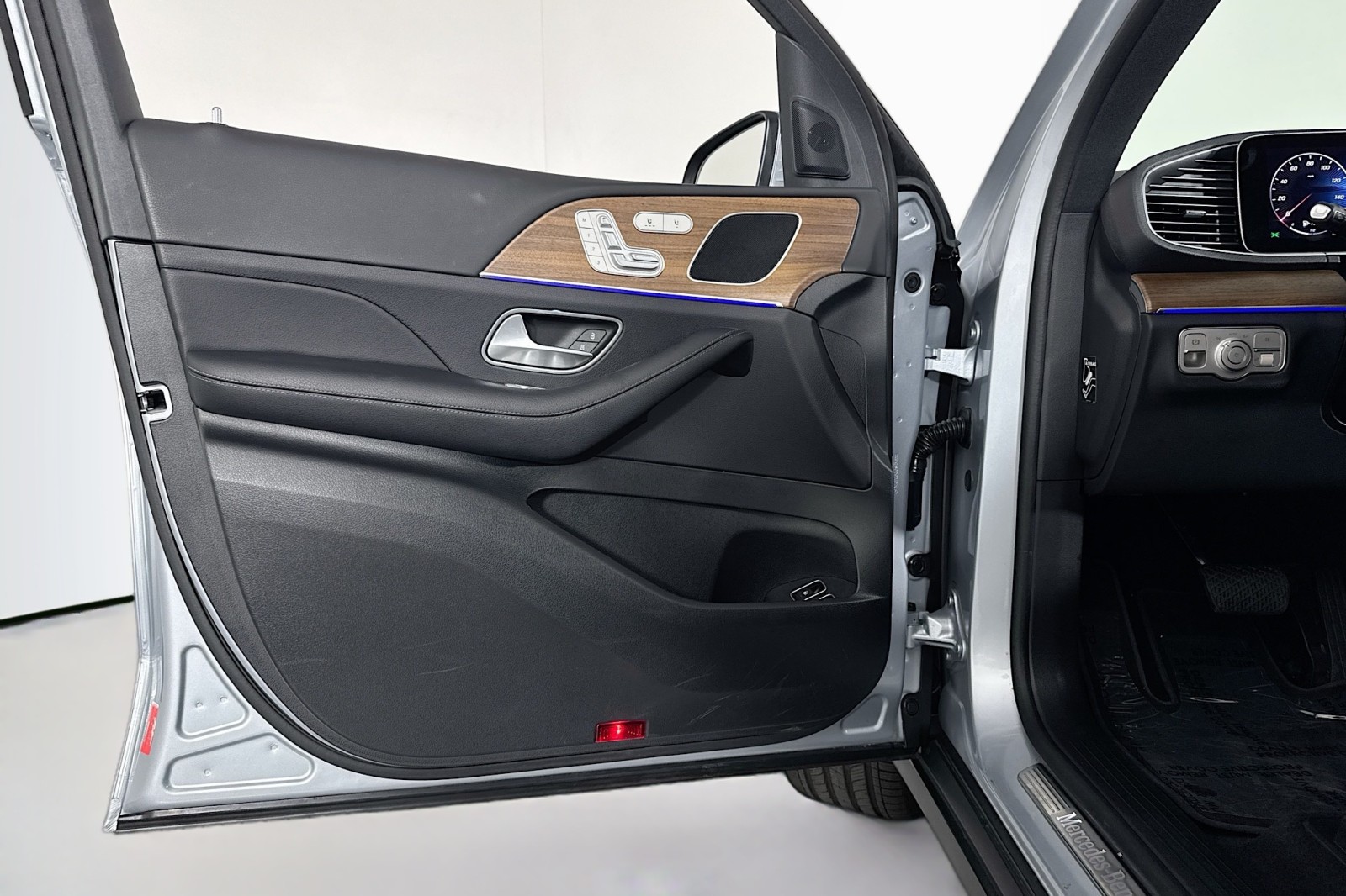 2025 Mercedes Benz GLE 450e photo 18