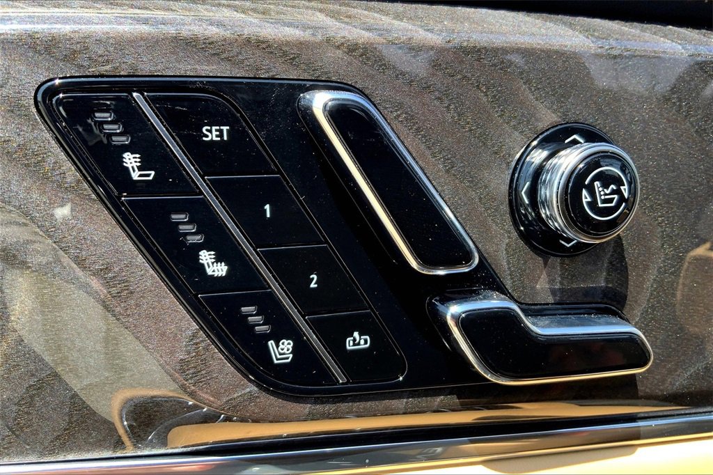 2025 Cadillac Escalade IQ Luxury photo 17