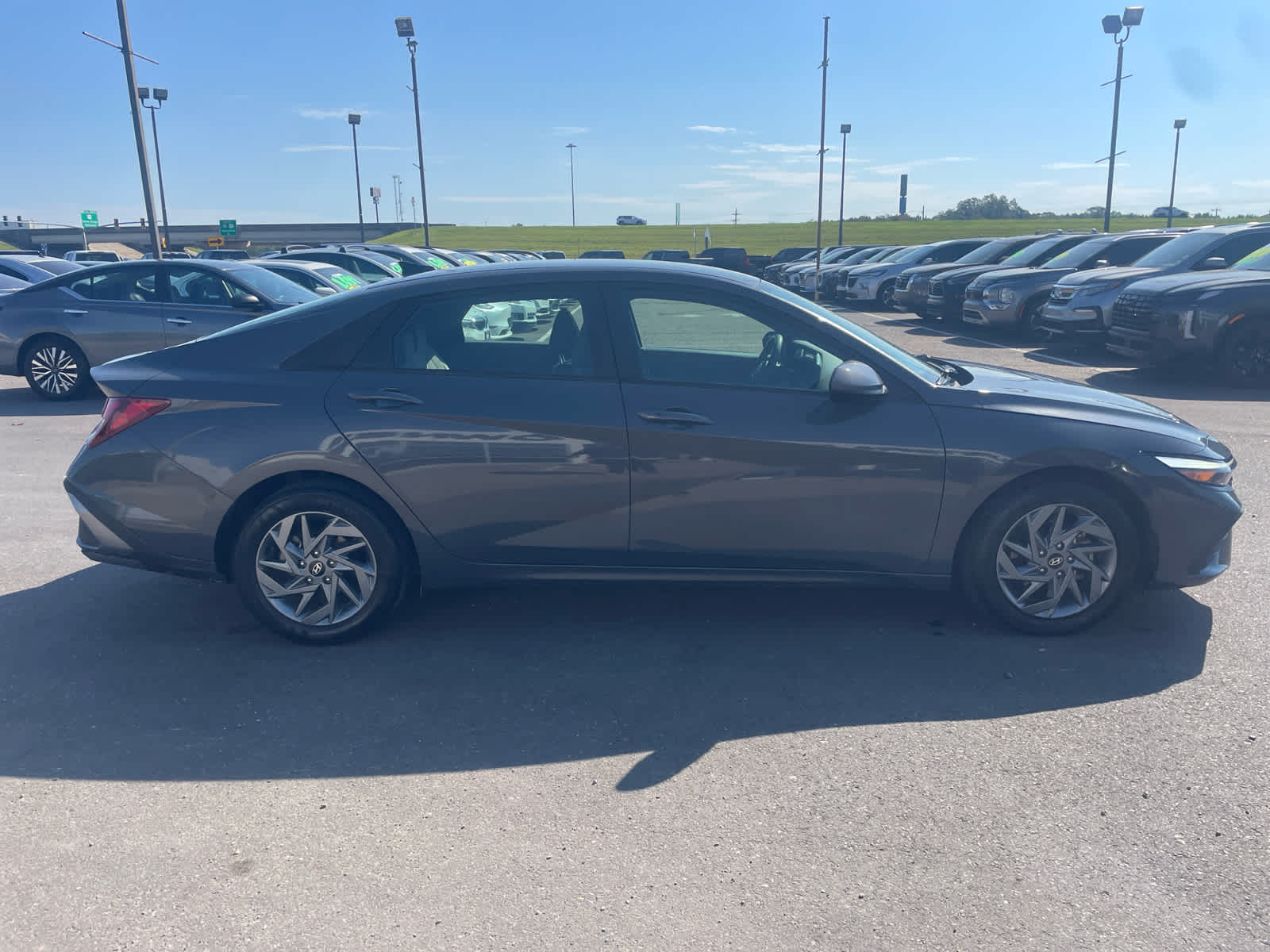 2024 Hyundai Elantra SEL photo 4