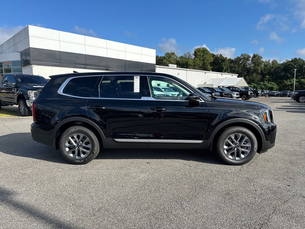 2025 Kia Telluride LX photo 2