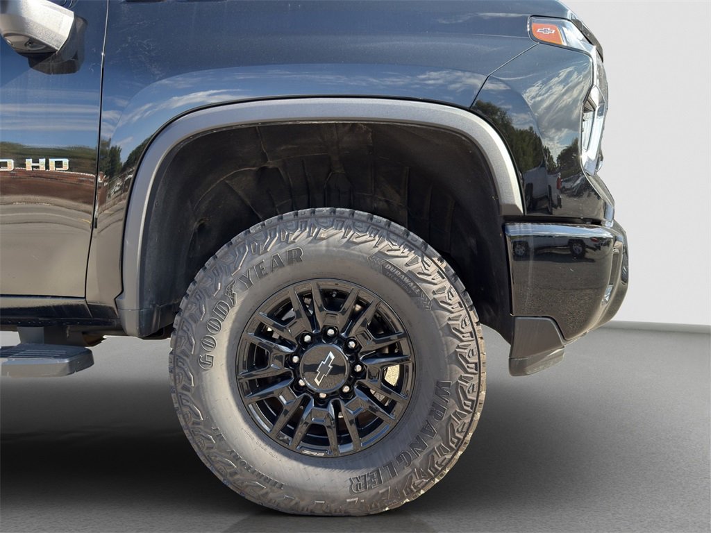 2025 Chevrolet Silverado 2500HD ZR2 photo 2