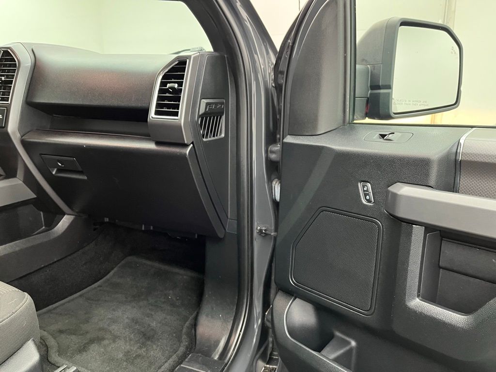 2016 Ford F-150 XLT photo 23