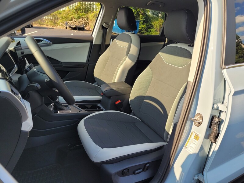 2025 Volkswagen Taos SE photo 3