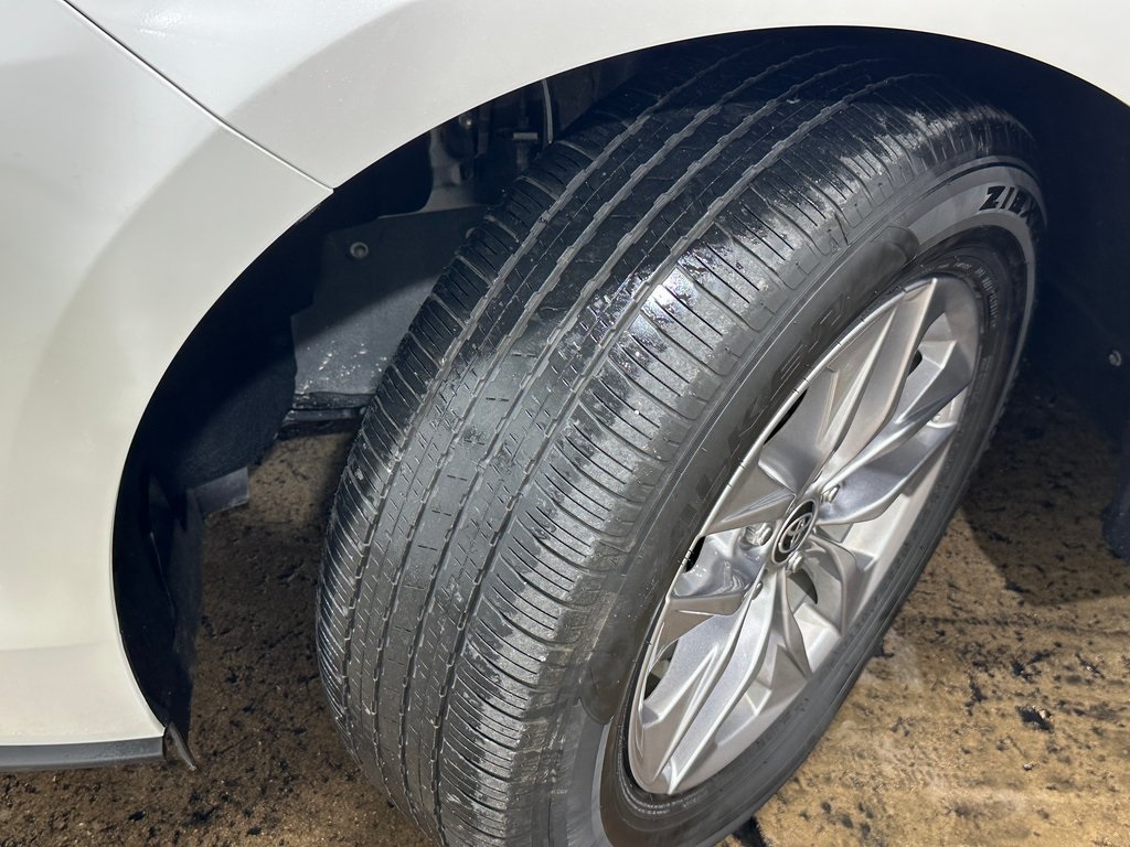 2024 Toyota Sienna XLE photo 2