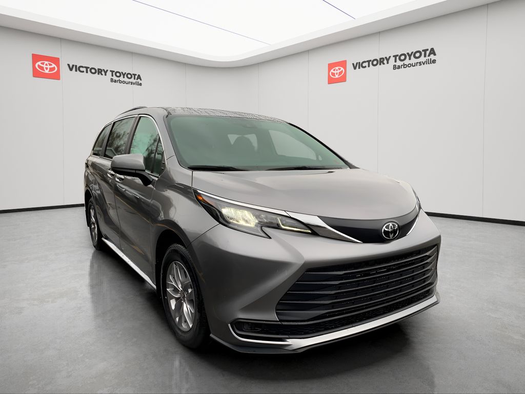2026 Toyota Sienna LE's photo