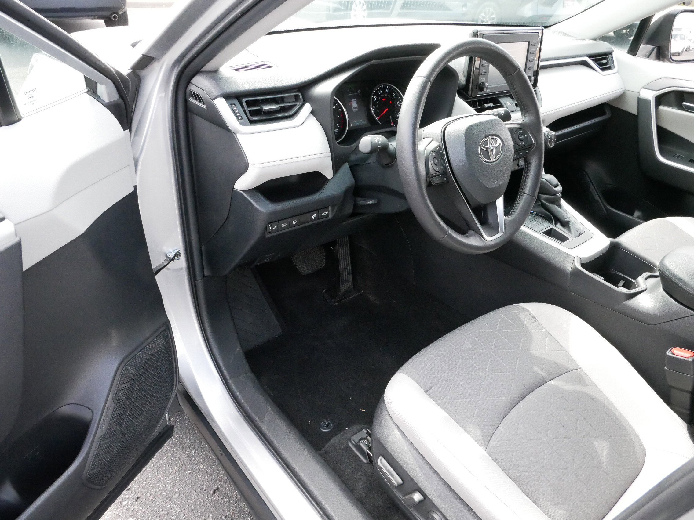 Used 2022 Toyota RAV4 XLE with VIN 2T3P1RFV8NW303601 for sale in Brooklyn Center, Minnesota
