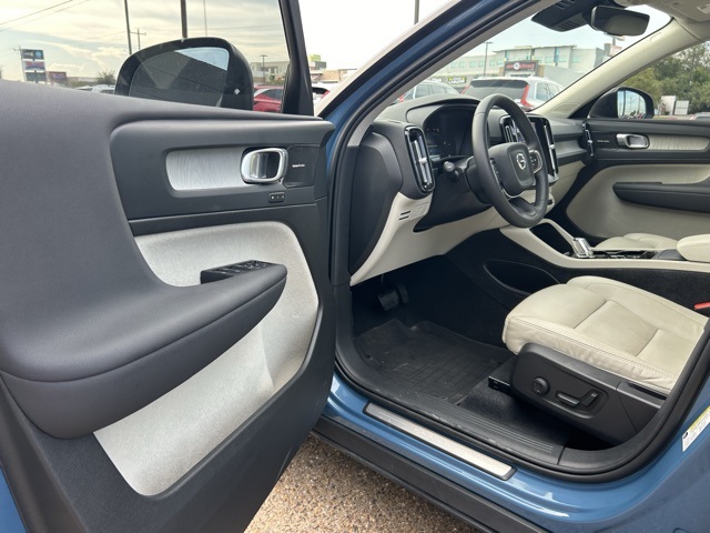 2024 Volvo XC40 Plus photo 26