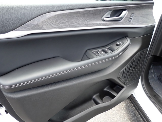 2025 Jeep Grand Cherokee Limited photo 13