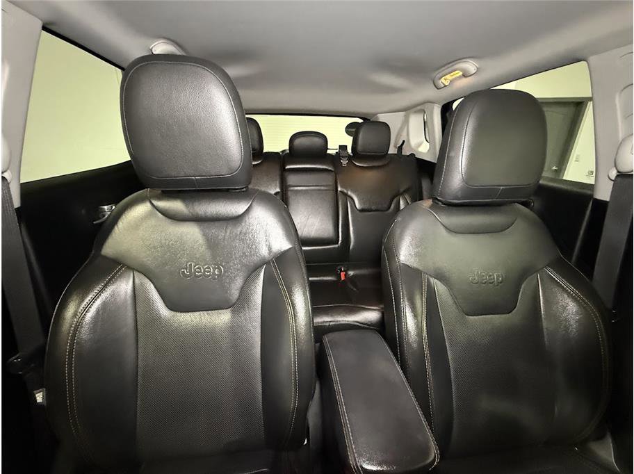 Used 2019 Diamond Black Crystal Pearlcoat Jeep Limited image 30