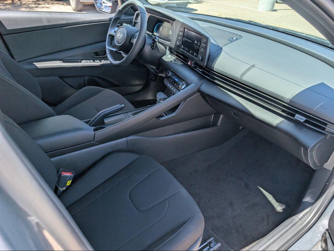 2025 Hyundai Elantra SEL Sport photo 19