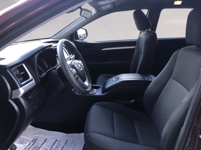 2018 Toyota Highlander LE photo 7