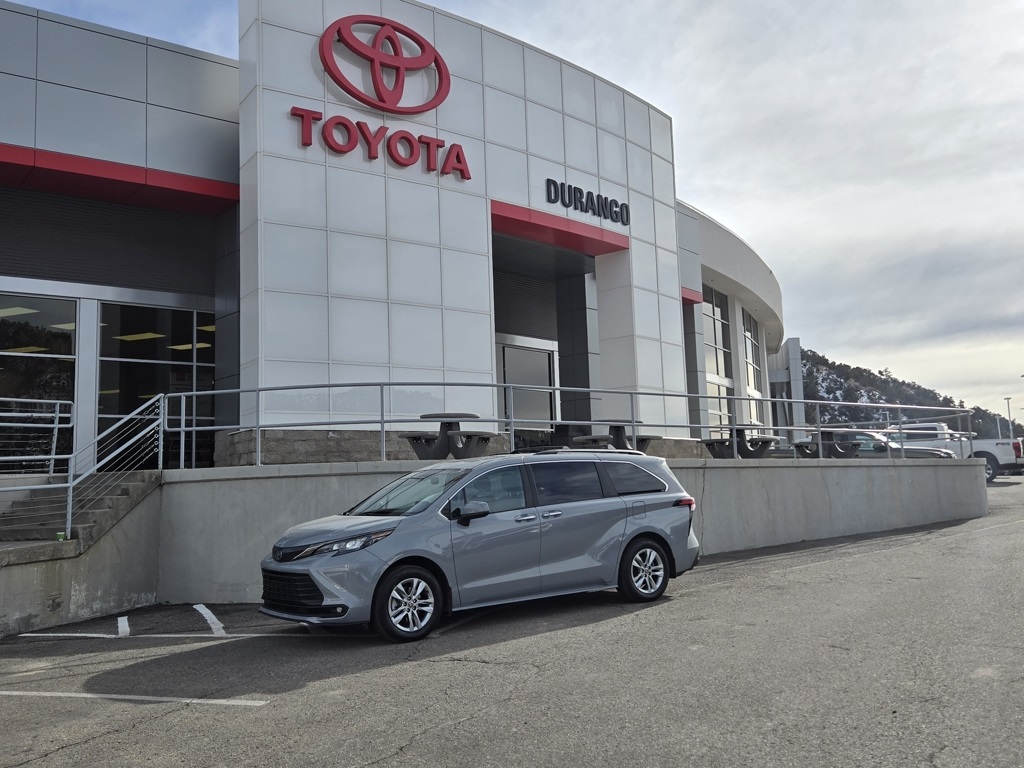 2022 Toyota Sienna Woodland Edition's photo