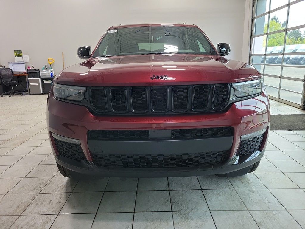 2025 Jeep Grand Cherokee Limited photo 2