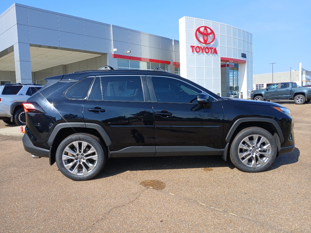 2022 Toyota RAV4 XLE Premium's photo