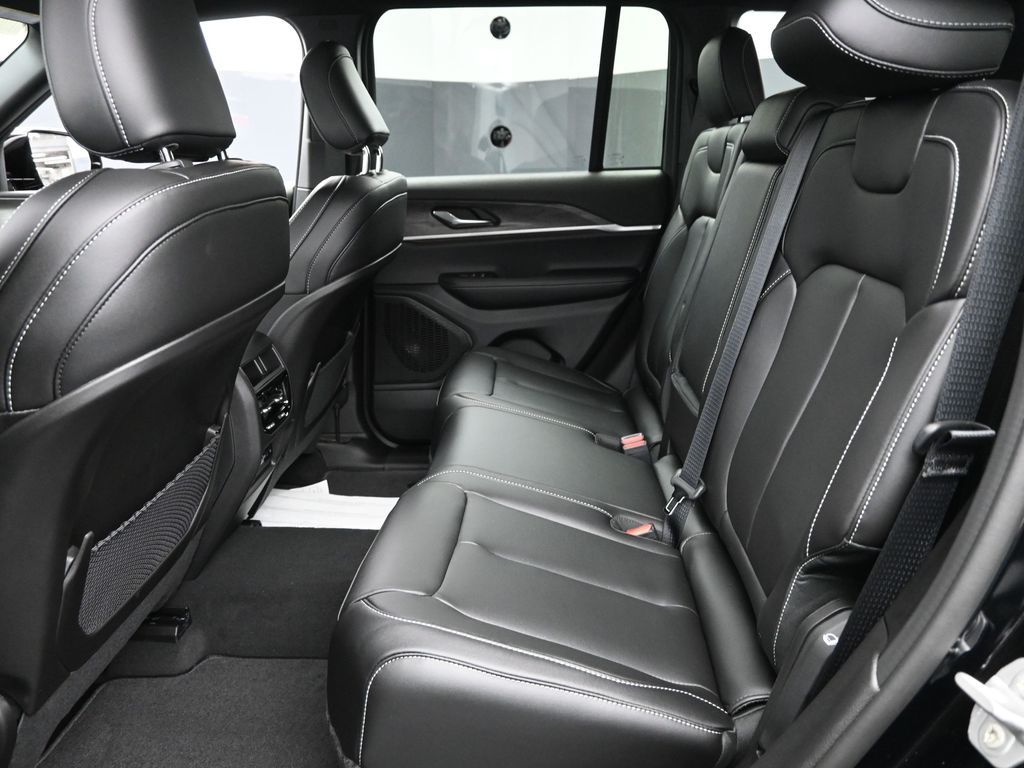 2025 Jeep Grand Cherokee Limited photo 4