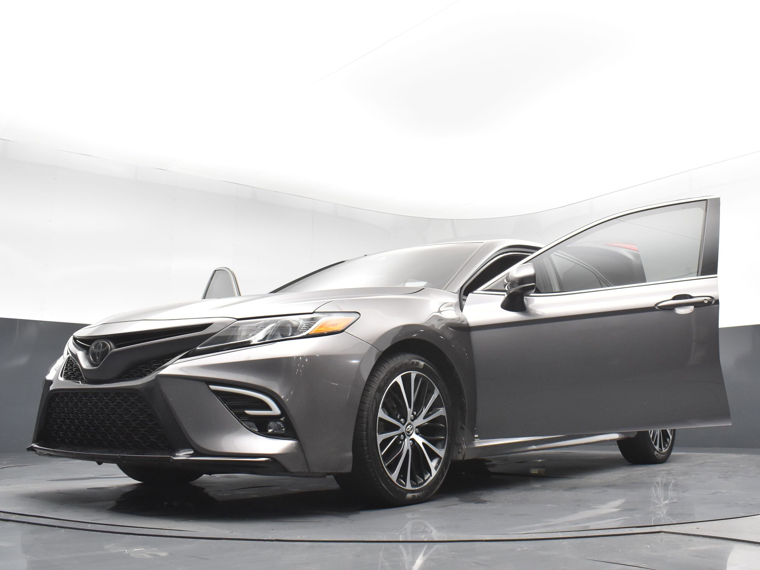 2020 Toyota Camry SE photo 33
