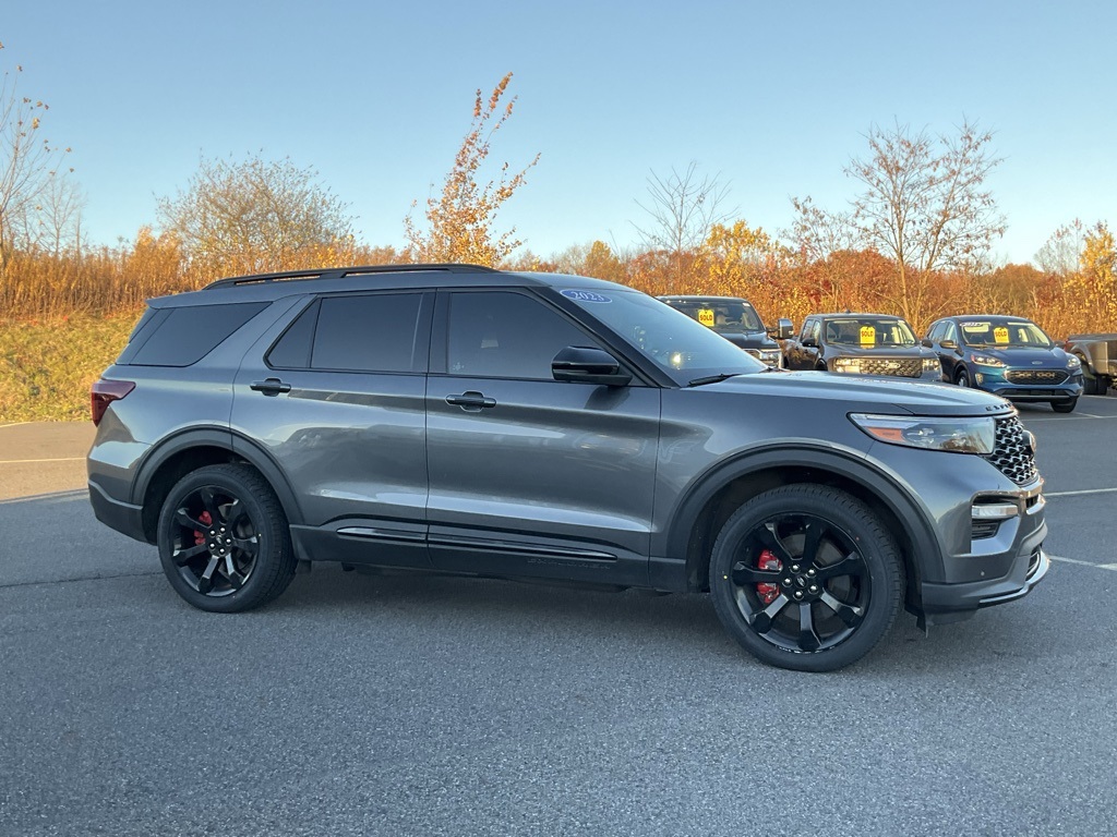 2023 Ford Explorer ST's photo