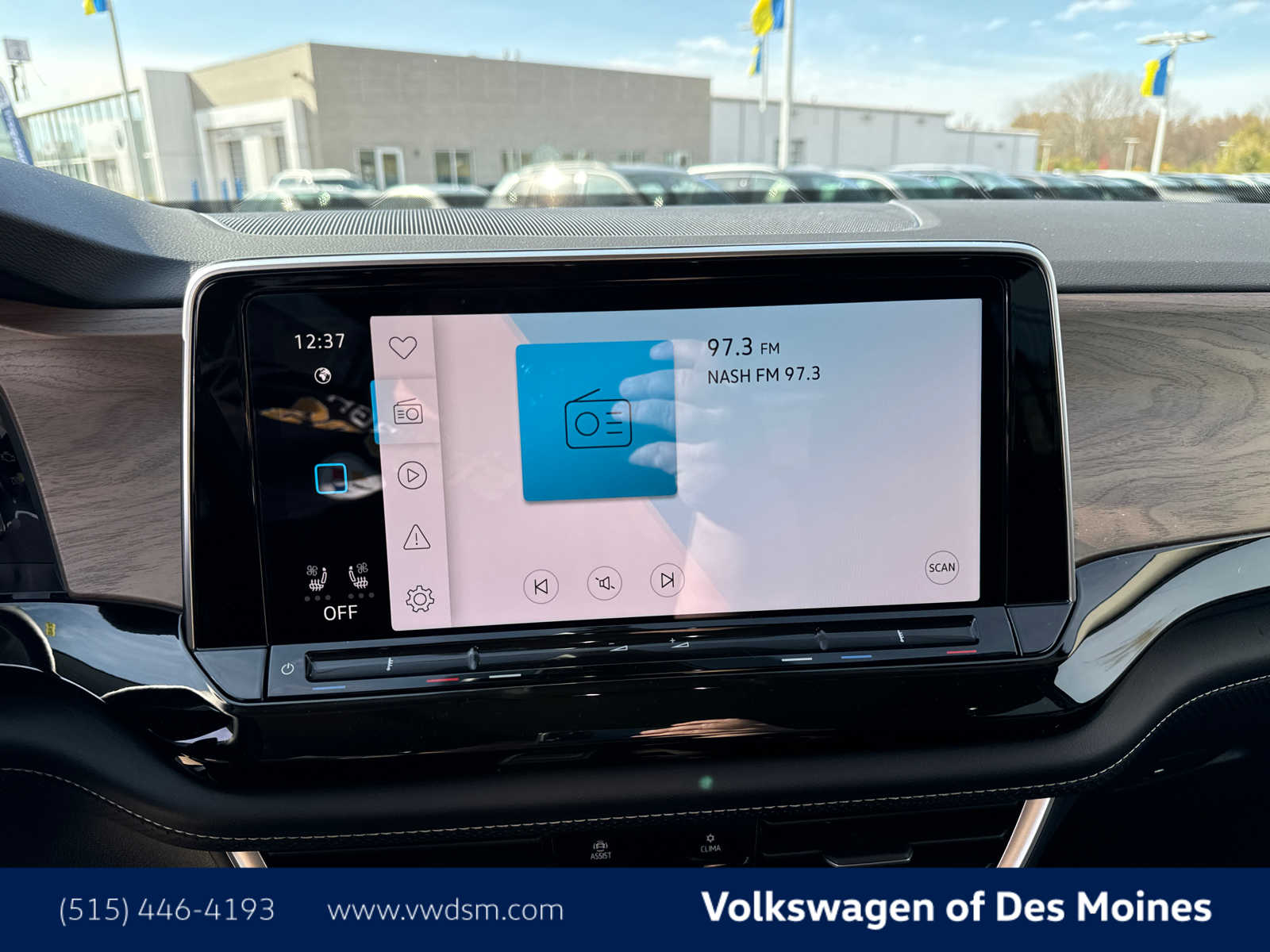 2025 Volkswagen Atlas SE Technology photo 17