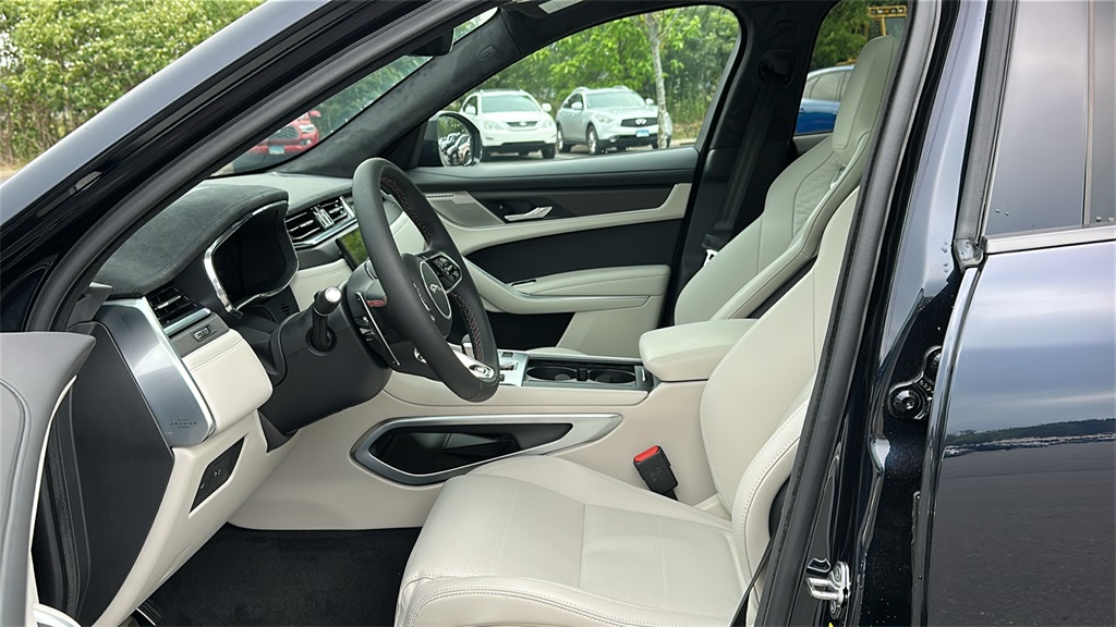 2026 Jaguar F-PACE SVR photo 10