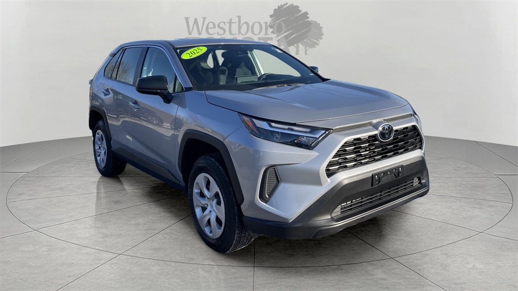2025 Toyota RAV4 LE's photo