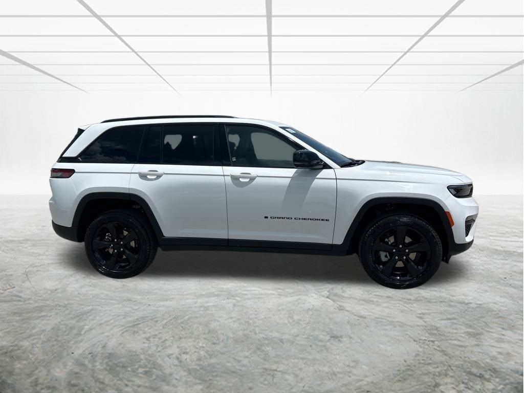 2025 Jeep Grand Cherokee Limited photo 2