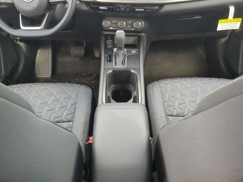 2025 Nissan Kicks SV photo 17