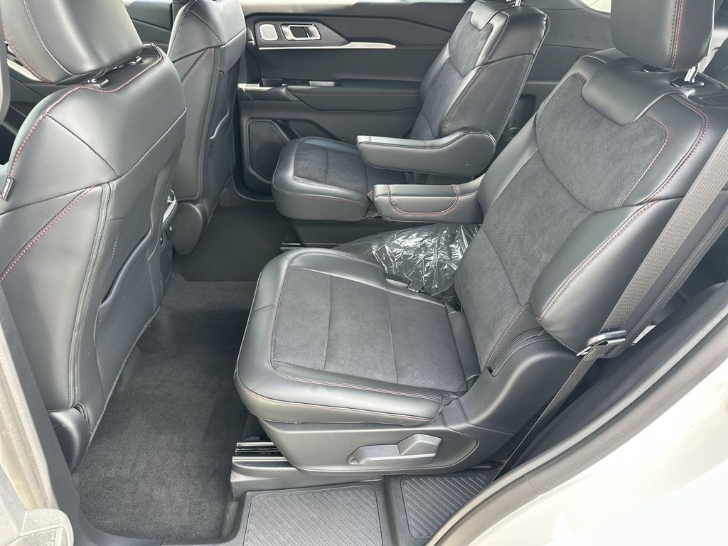 2025 Ford Explorer ST photo 4