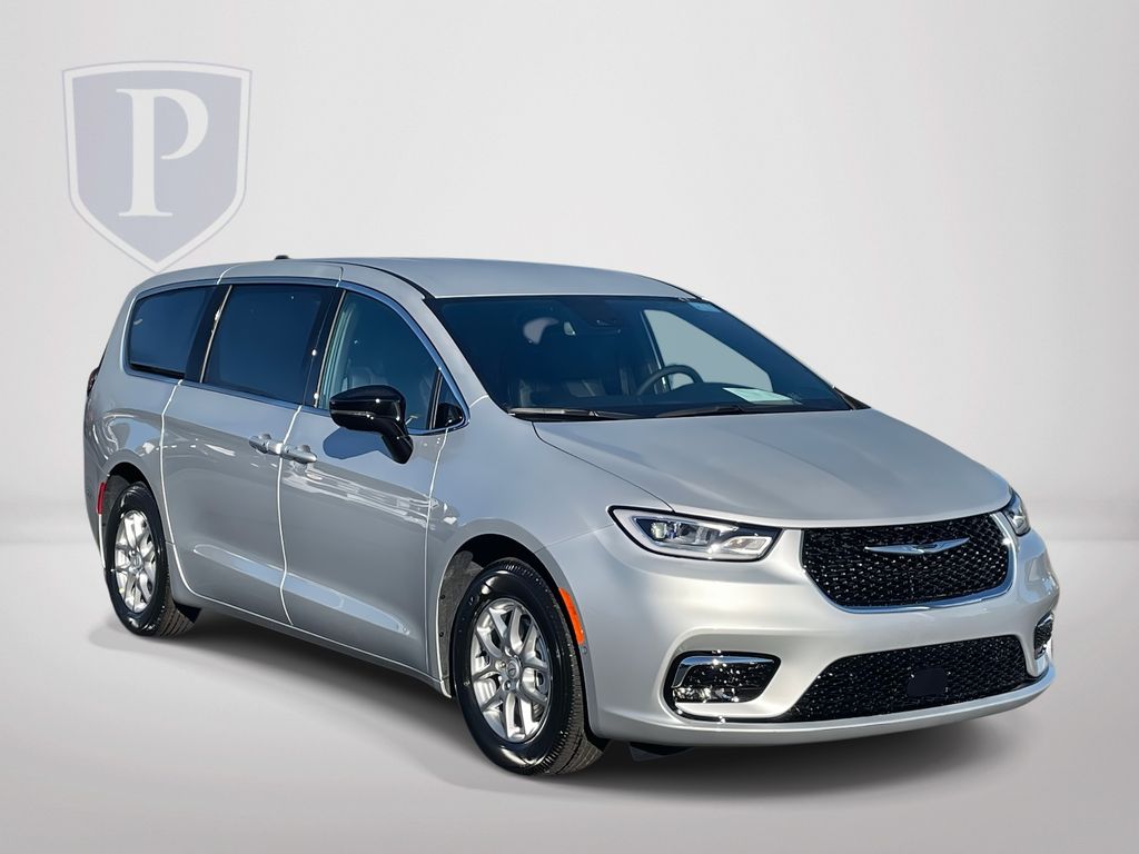 2026 Chrysler Pacifica Select's photo