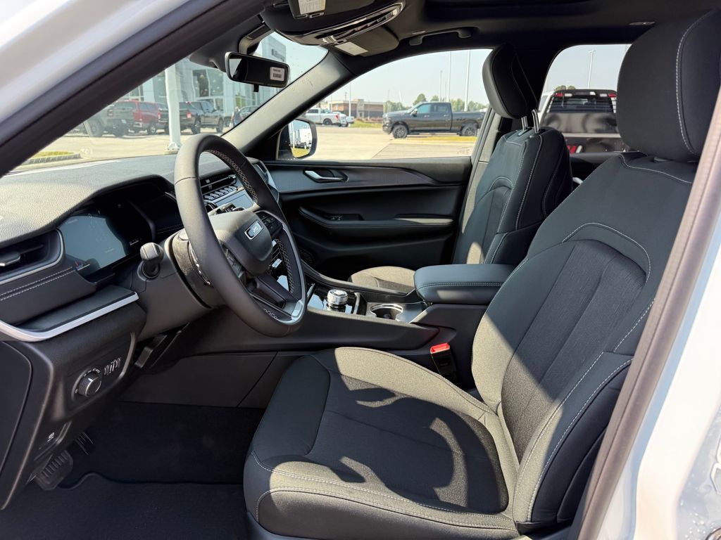2025 Jeep Grand Cherokee Laredo X photo 9