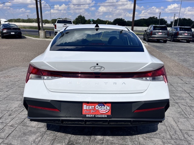 2025 Hyundai Elantra SE photo 4