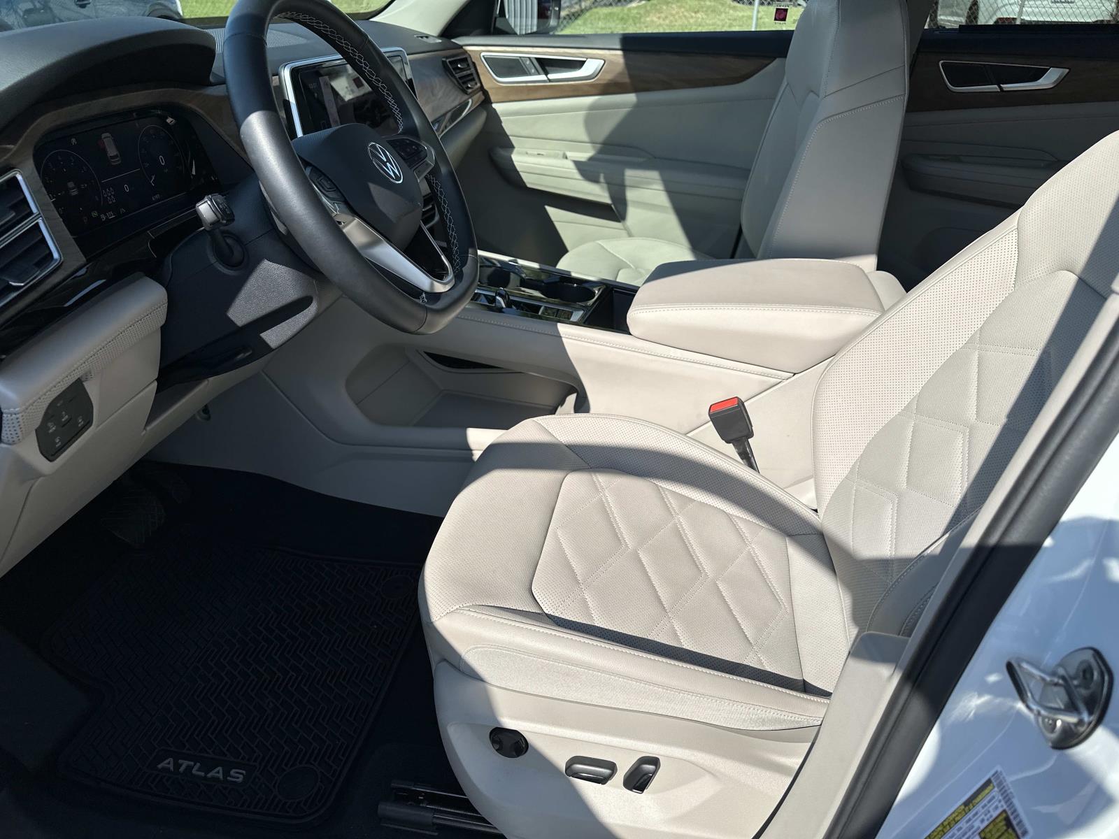 2025 Volkswagen Atlas SE Technology photo 9